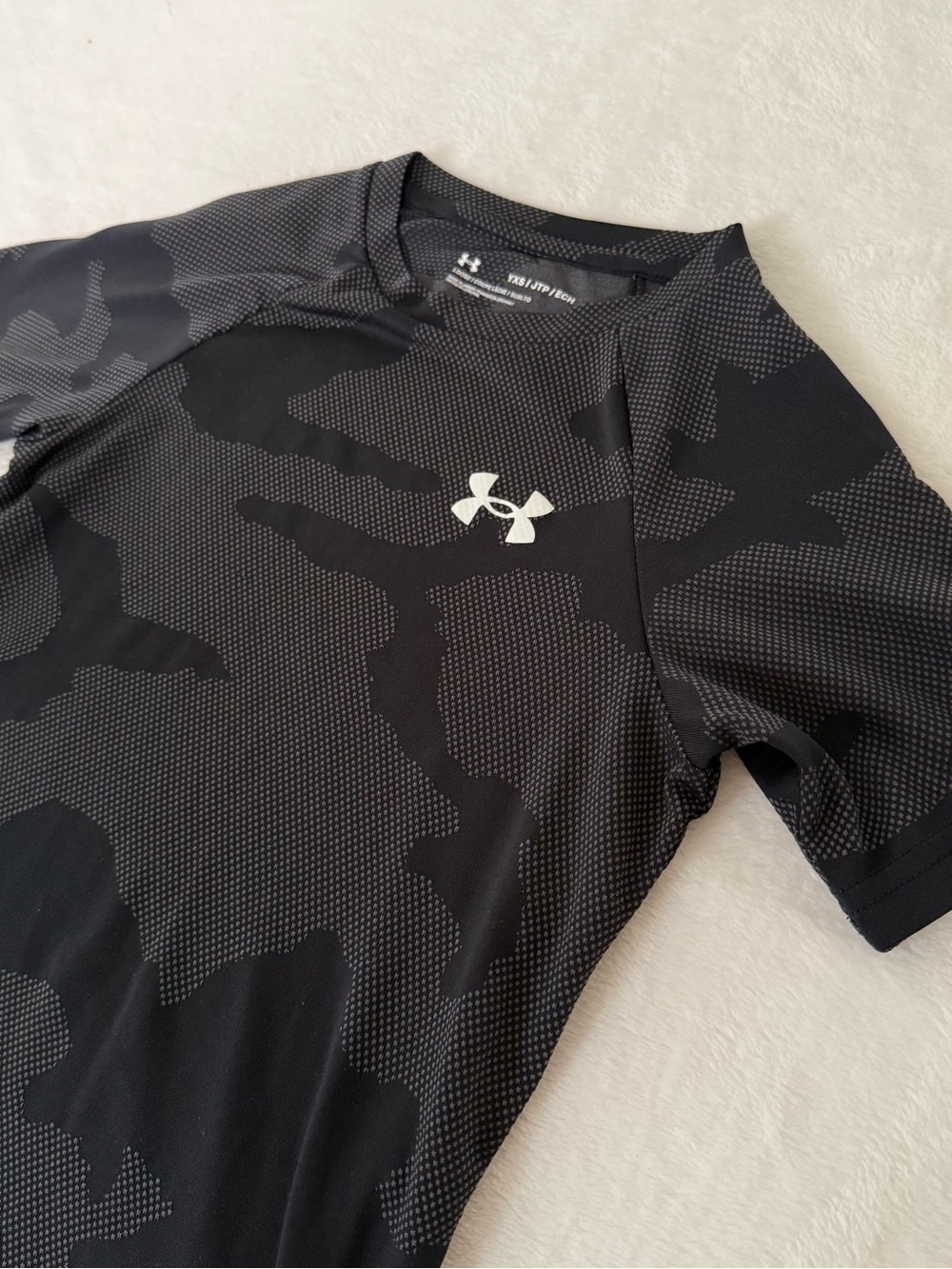 Under Armour Boys YXS Loose Camo HeatGear Athletic Shirt Black Gray Short Sleeve
